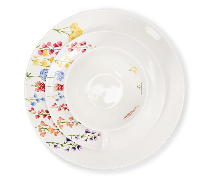 Gros plan d'un service de table en porcelaine blanche avec un motif floral.