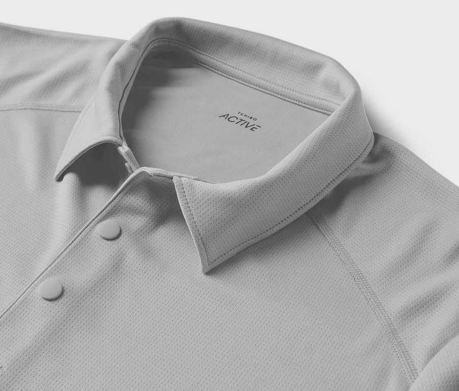 Gros plan sur un polo fonctionnel gris.