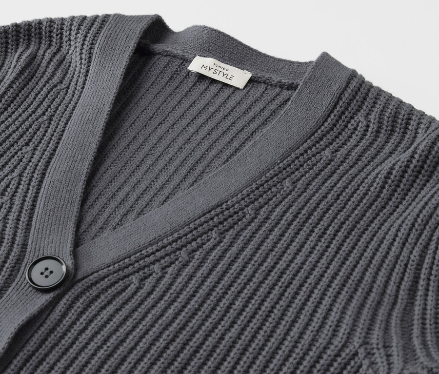 Gros plan sur un cardigan en grosse maille anthracite.