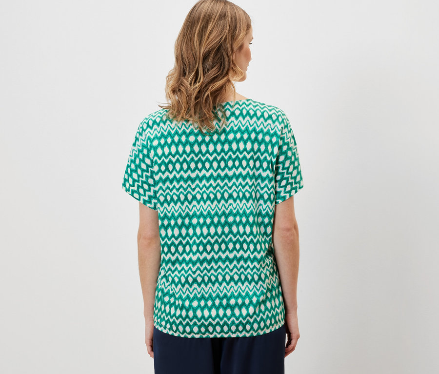 Femme portant une blouse imprimée.