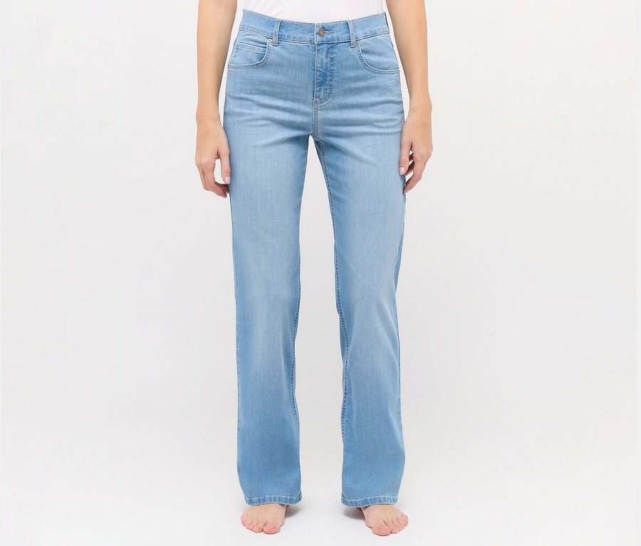 Femme portant un jean Angels « Lara » coupe droite, bleu clair.