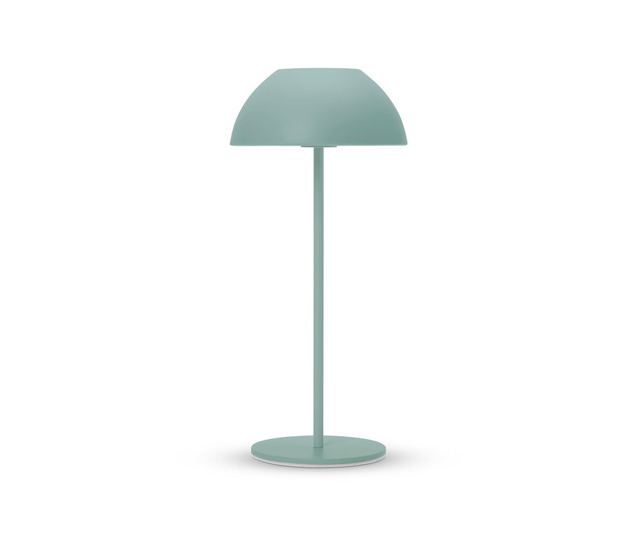 Une lampe turquoise avec un abat-jour en forme de dôme se dresse sur un fond blanc.