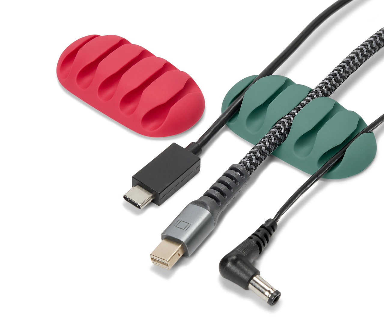 Deux organiseurs de câbles universels, un rouge et un vert, maintiennent des câbles noirs.