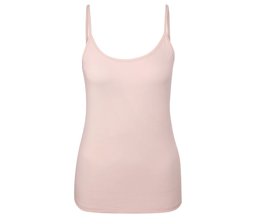 Débardeur rose à fines bretelles.