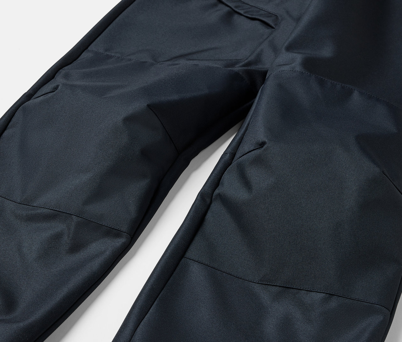 Détail d'un pantalon en softshell pour enfant.