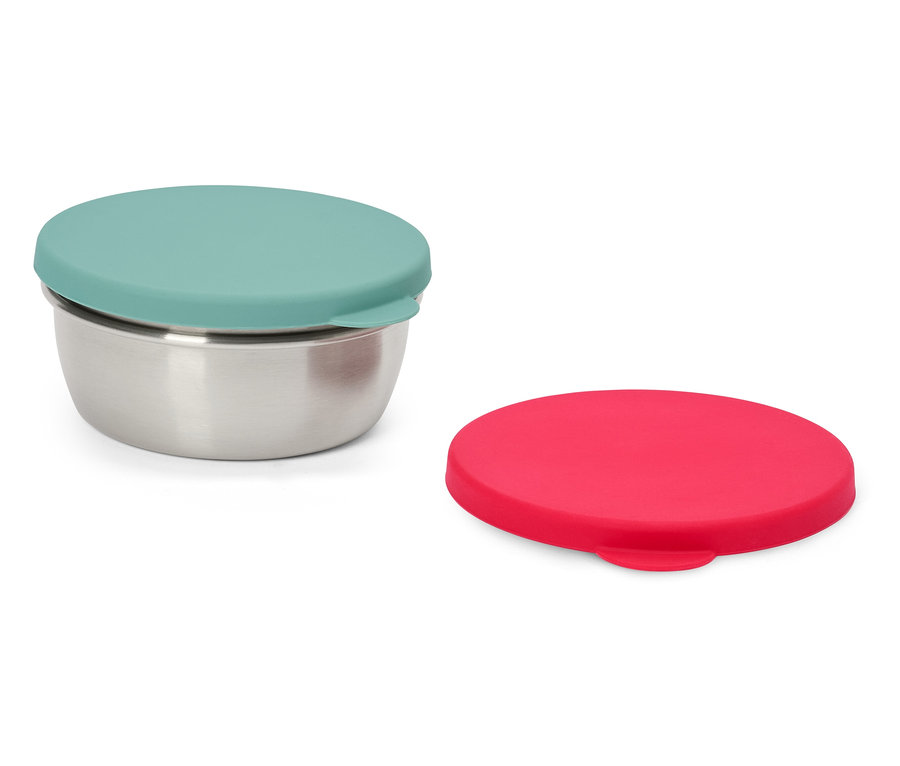 Bol en acier inoxydable avec couvercle turquoise et un couvercle rouge séparé posés sur un fond blanc.