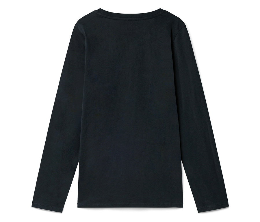 Gros plan d'un t-shirt à manches longues bleu foncé posé sur une surface plane.