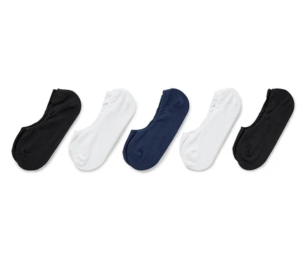 Cinq paires de socquettes de sport en noir, blanc et bleu marine sont alignées sur un fond blanc.
