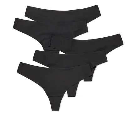 Cinq strings Magic Cut noirs sont disposés en chevauchement sur un fond blanc.