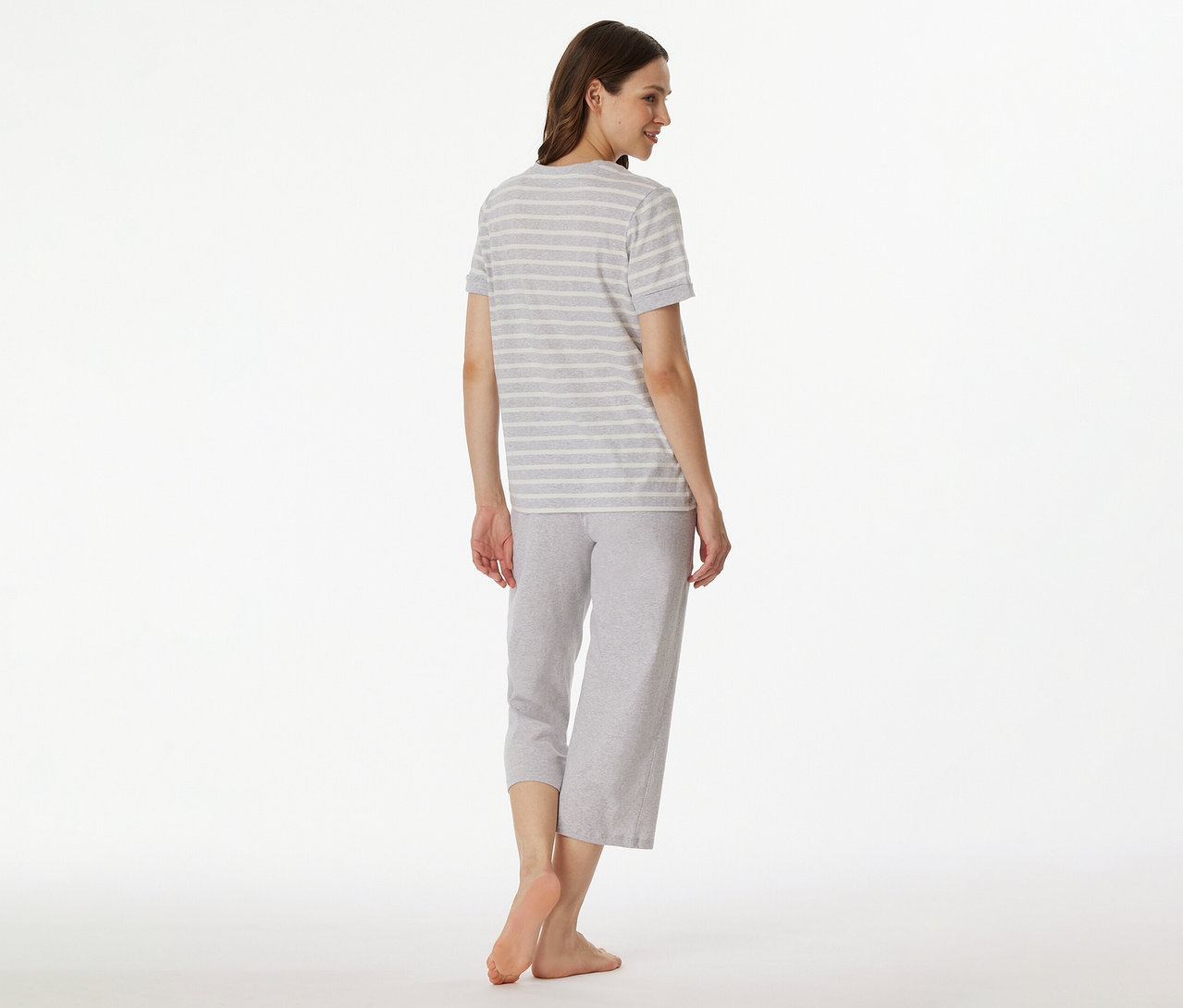 Femme de dos en pyjama 3/4 SCHIESSER à rayures grises et blanches.