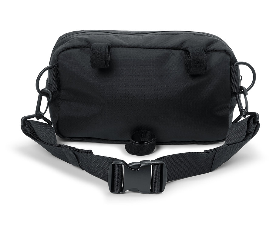 Sac banane noir avec ceinture réglable et boucle.
