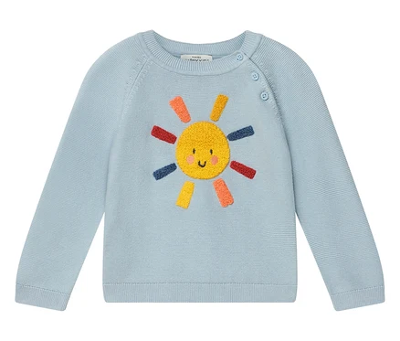 Pull en tricot bleu clair avec un soleil souriant brodé.