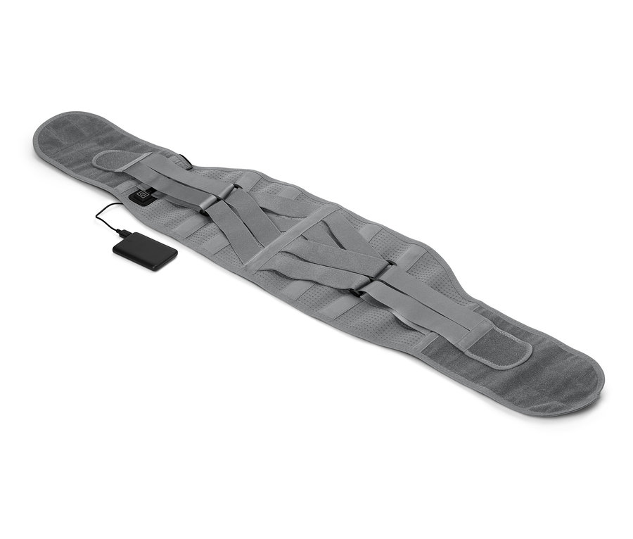 Un coussin lombaire gris avec des sangles et un chargeur noir sur un fond blanc.