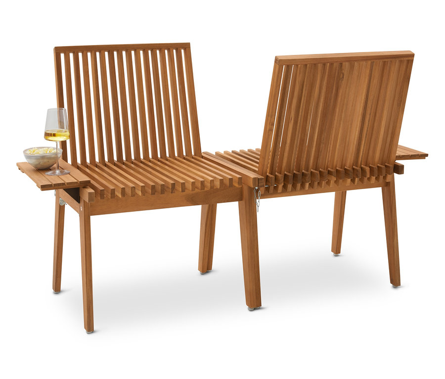 Banc double en bois avec un verre de vin et un bol de collations sur la table d'appoint.