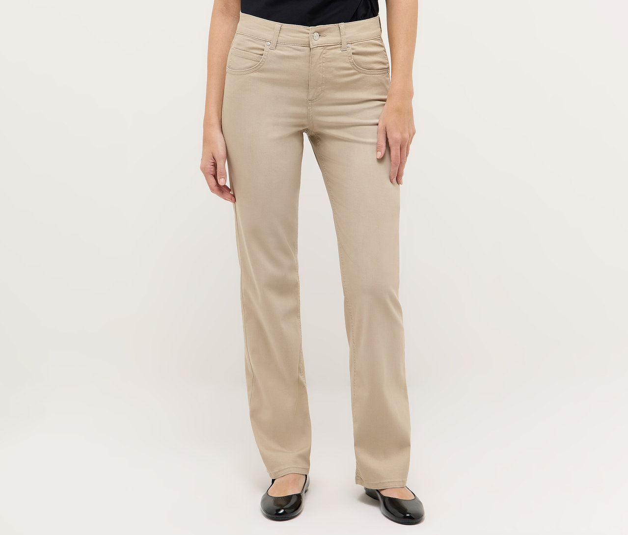 Femme portant un jean beige Angels Denim « Lara », Straight Fit.