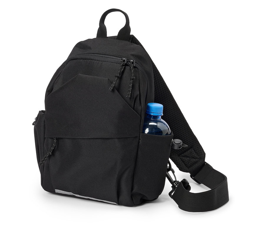 Sac à dos bandoulière noir avec une bouteille d'eau bleue dans la poche latérale.