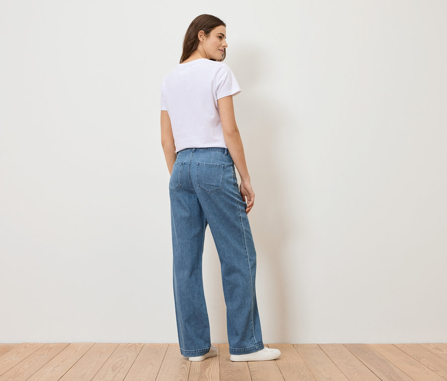 Femme de dos en jean et t-shirt