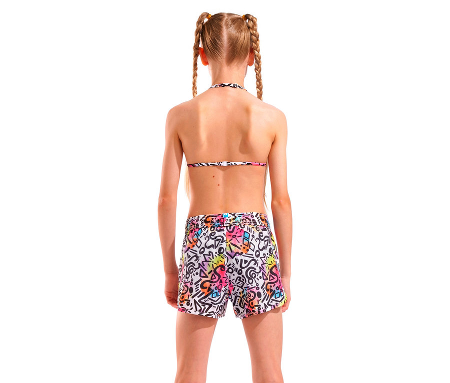 Une jeune fille blonde avec des tresses, vue de dos, porte un maillot de bain avec un motif coloré.