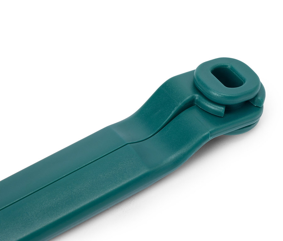 Gros plan sur une attache de cravate flexible en plastique turquoise.