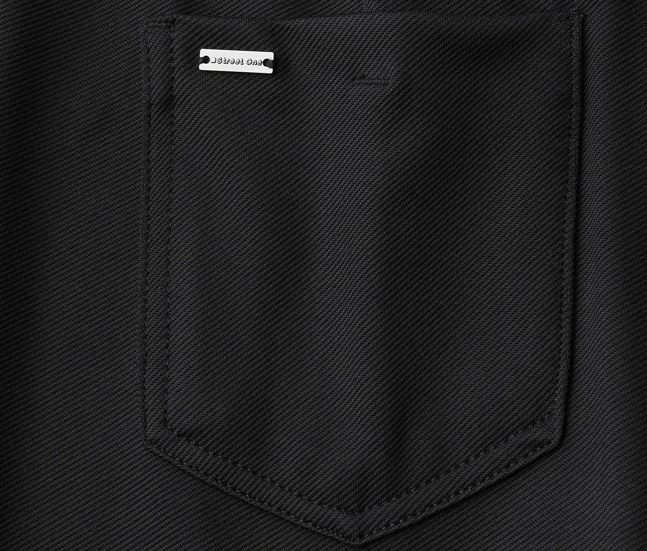 Vue détaillée d'un pantalon bootcut noir Street One montrant la poche arrière.