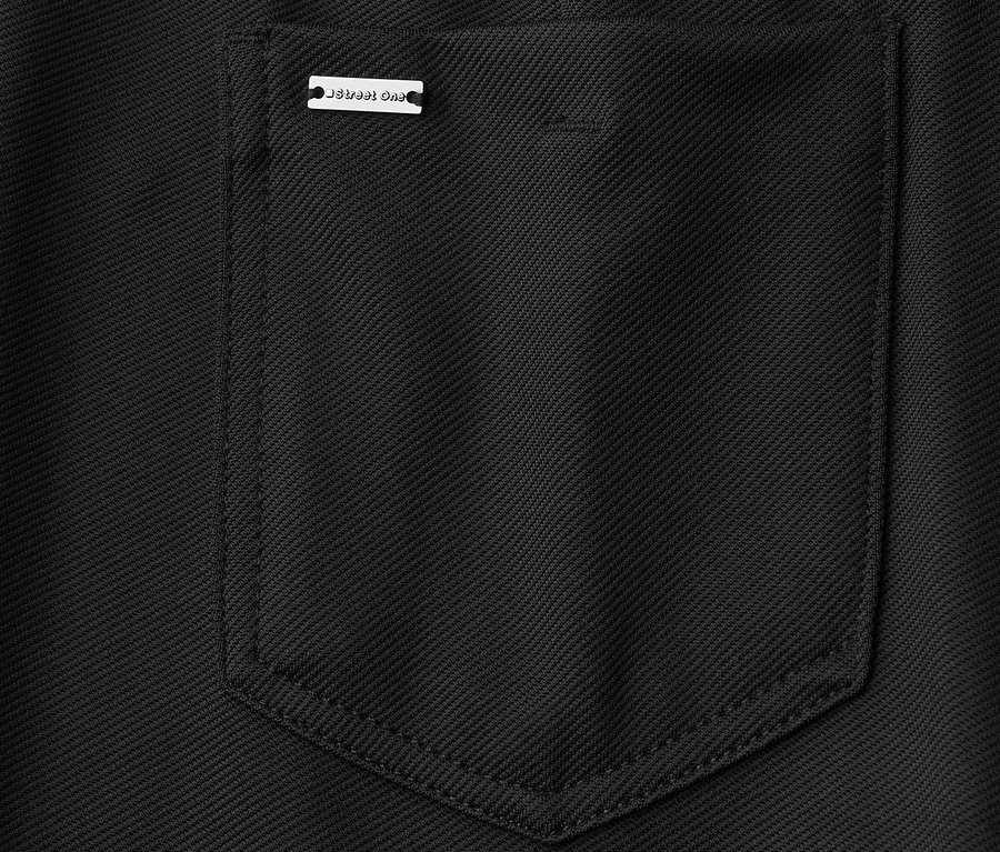 Vue détaillée d'un pantalon bootcut noir Street One montrant la poche arrière.