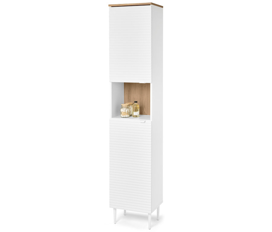 Une armoire de salle de bain étroite et blanche avec une étagère ouverte au milieu contenant deux pots et une bouteille.