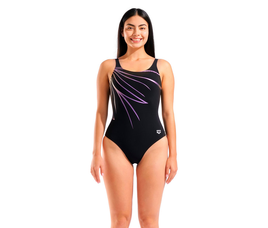 Femme portant un maillot de bain Arena noir avec des accents violets.