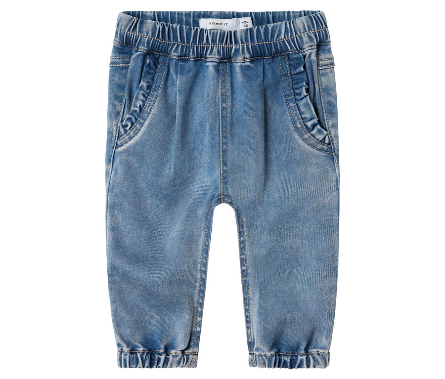 Le jean bleu pour bébé de NAME IT est posé à plat sur le dos.