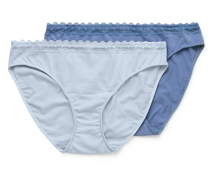 Deux culottes bleues pour femmes avec de la dentelle superposées.