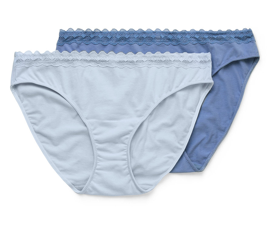 Deux culottes bleues pour femmes avec de la dentelle superposées.