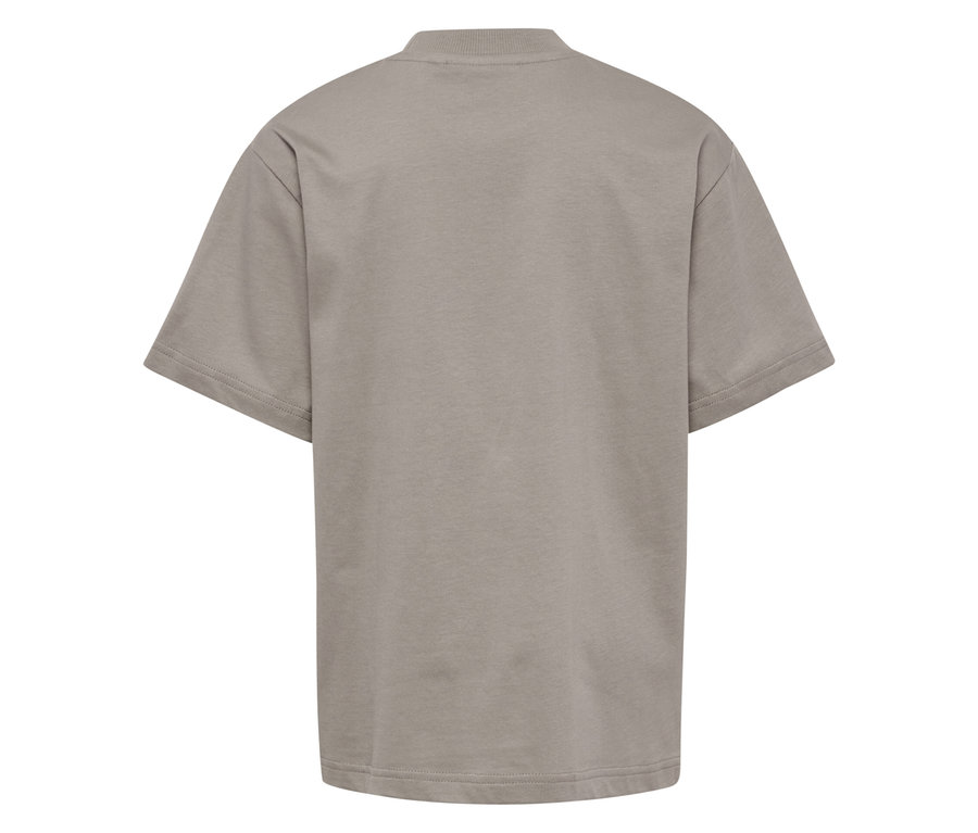Gros plan sur le dos d'un t-shirt ample hummel® HMLJR marron.
