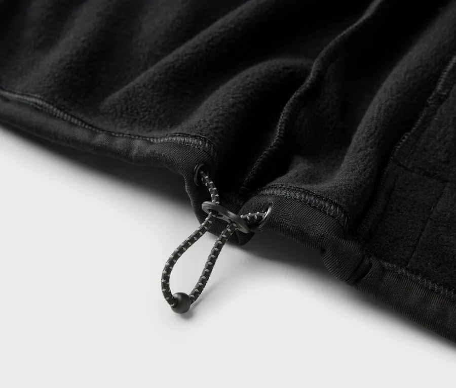 Gros plan d'un tissu polaire noir avec cordon de serrage.
