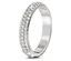 Gros plan d'une bague argentée sertie de strass blancs.