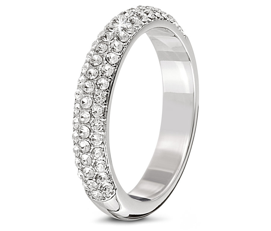 Gros plan d'une bague argentée sertie de strass blancs.