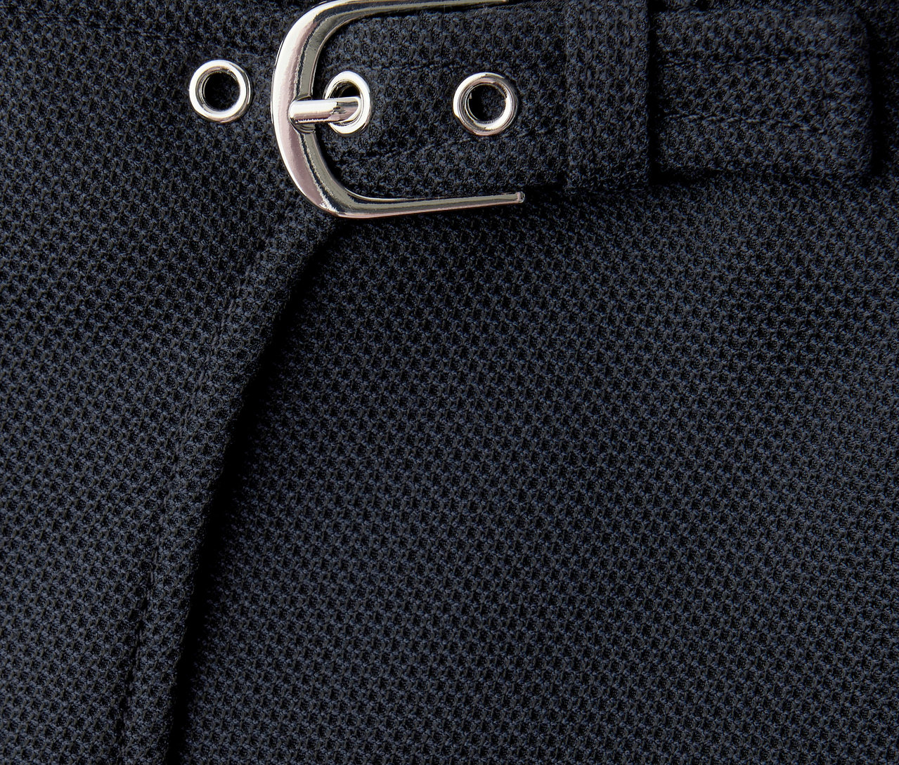 Gros plan sur une jupe-culotte Street One avec boucle argentée et passants de ceinture.