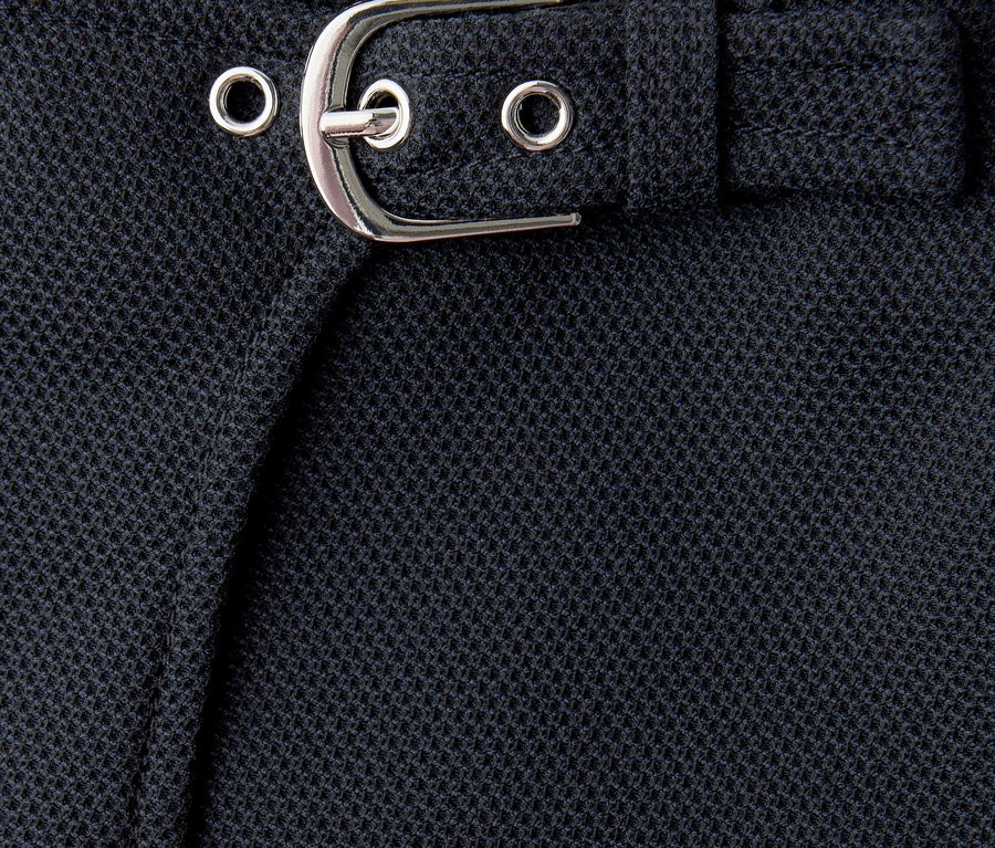 Gros plan sur une jupe-culotte Street One avec boucle argentée et passants de ceinture.