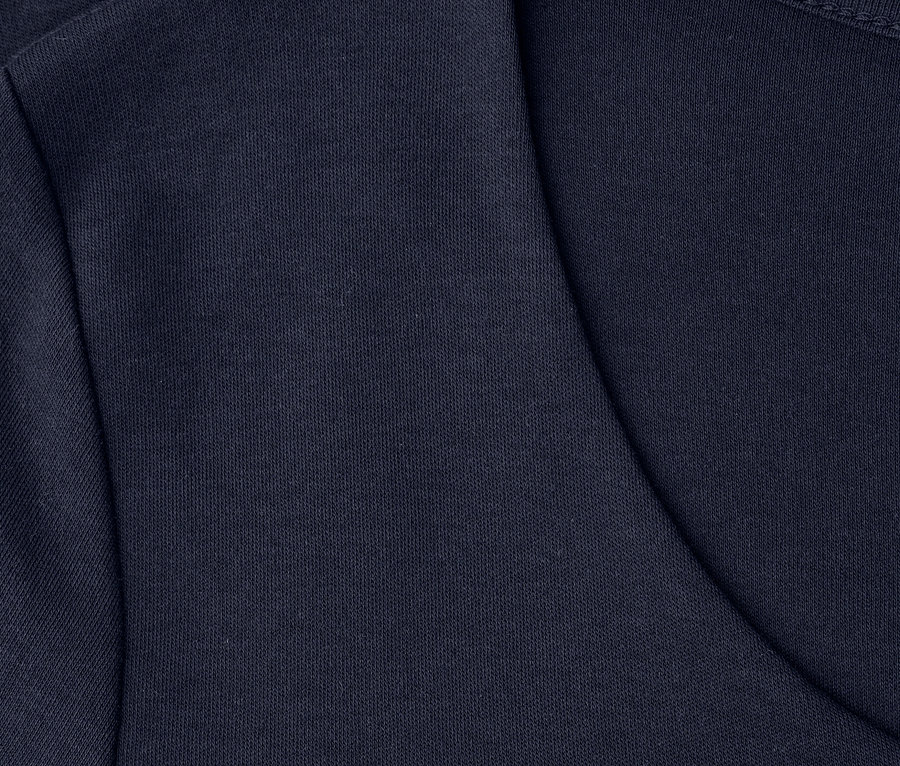 Gros plan sur une chemise à manches courtes bleu marine de Street One.