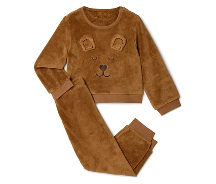 Un pyjama marron deux pièces avec un motif d'ours est posé sur un fond blanc.