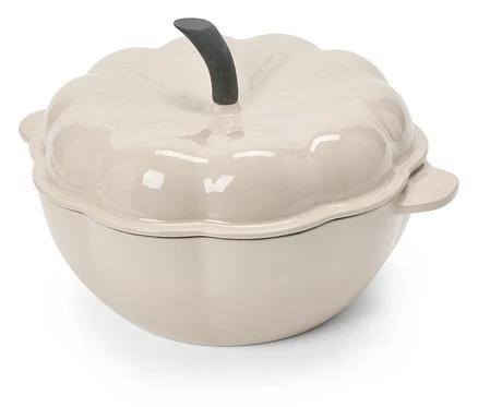 Un pot couleur crème avec un couvercle en forme de citrouille est posé sur un fond blanc.