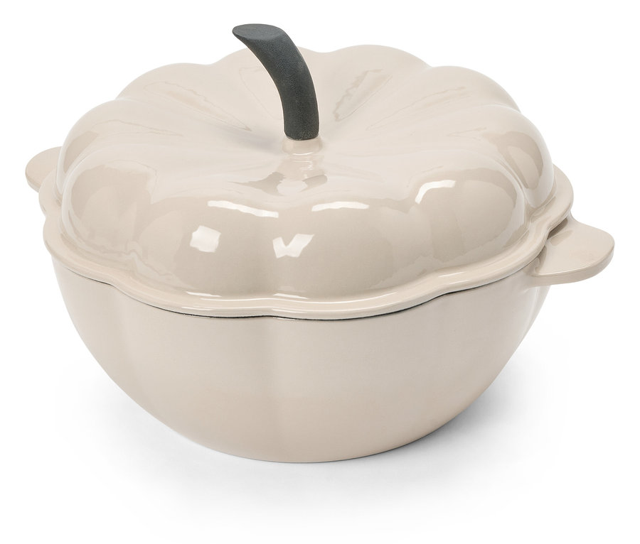 Un pot couleur crème avec un couvercle en forme de citrouille est posé sur un fond blanc.