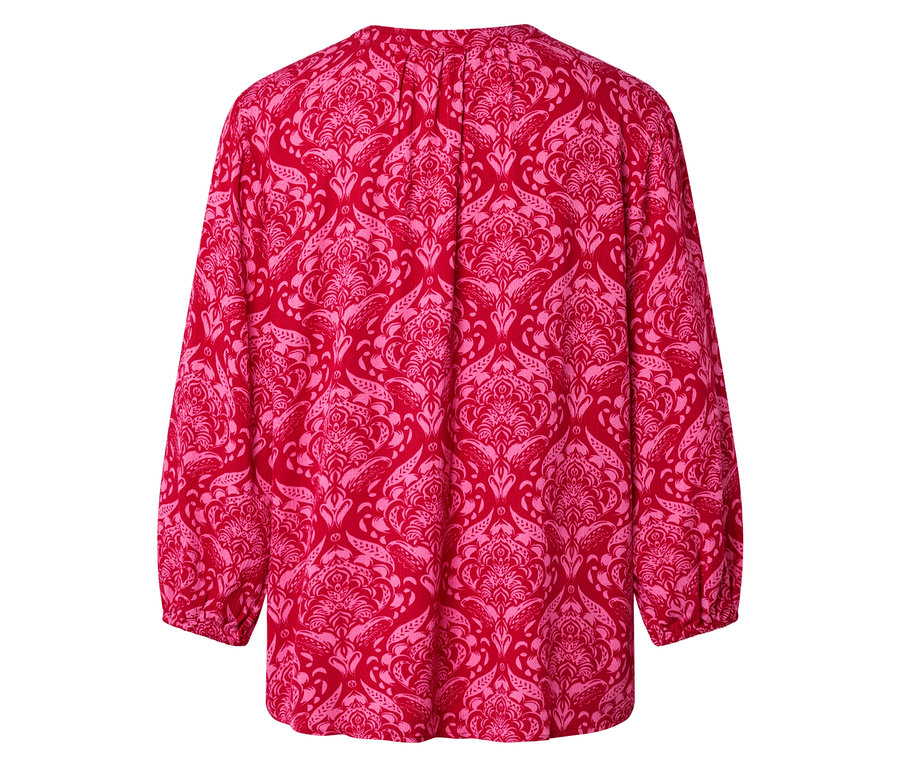 Vue arrière d'un chemisier rouge avec un motif damassé rose.