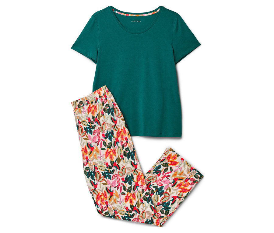 T-shirt vert et pantalon de pyjama à motifs colorés côte à côte.