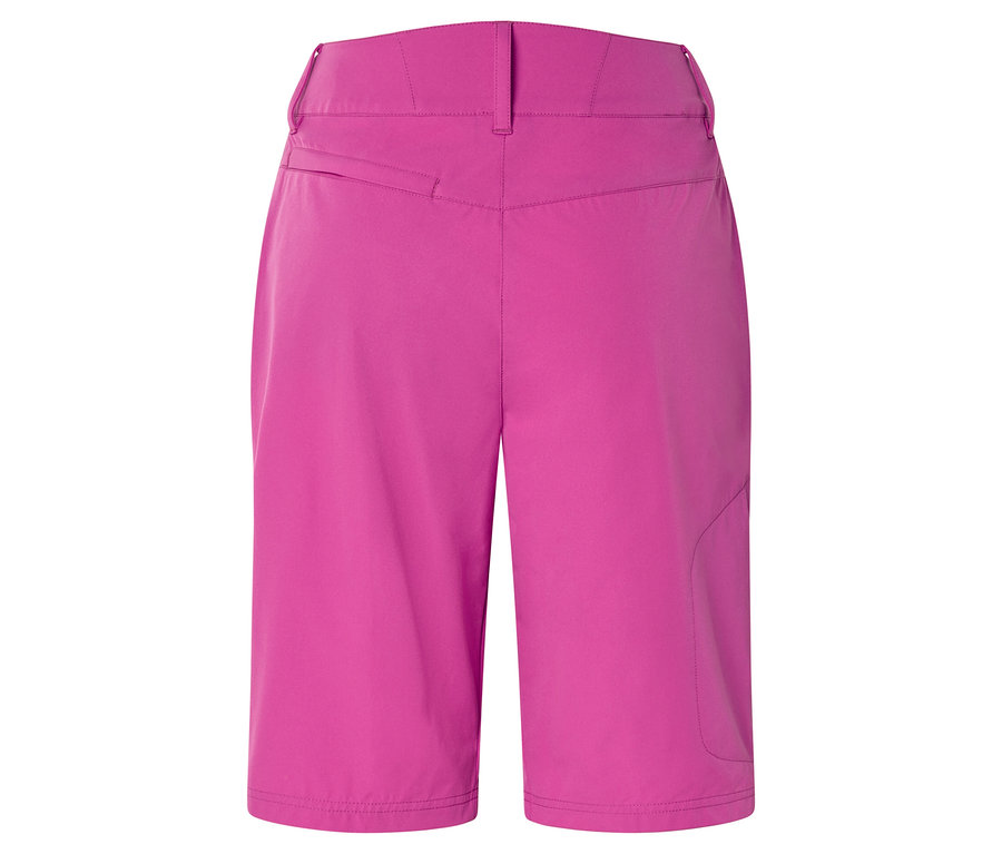 Gros plan sur l'arrière d'un short rose.