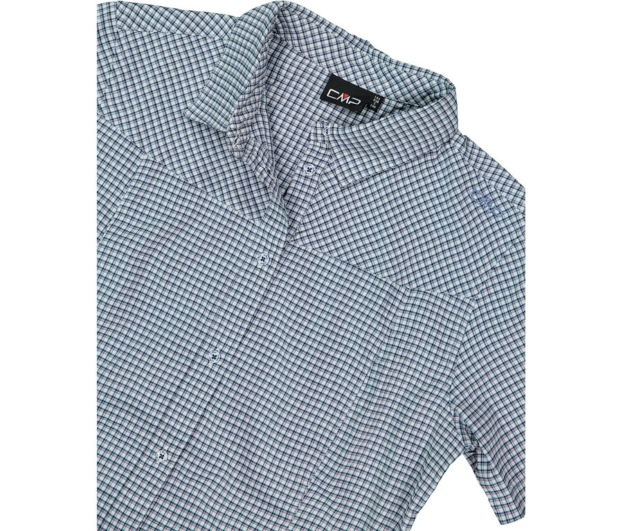Gros plan d'une chemise CMP à carreaux à manches courtes bleu et blanc.