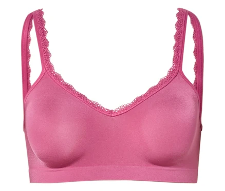 Gros plan d'un soutien-gorge rose avec de la dentelle sur les bretelles et le décolleté.