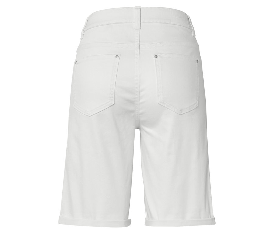 Vue arrière d'un short en jean blanc.