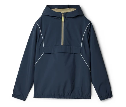 Veste à capuche bleu marine avec demi-fermeture éclair et détails blancs posée sur un fond blanc.