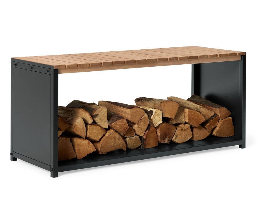 Des bûches sont placées sous un banc avec une assise en lattes de bois et un cadre anthracite.
