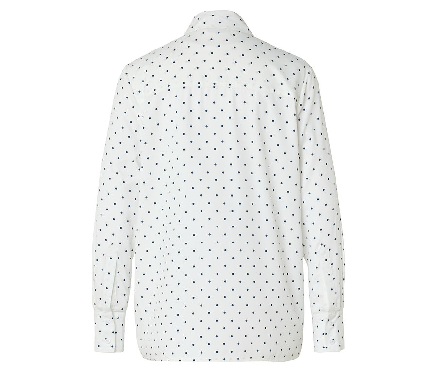 Vue arrière d'une chemise blanche à manches longues avec de petits points bleus.