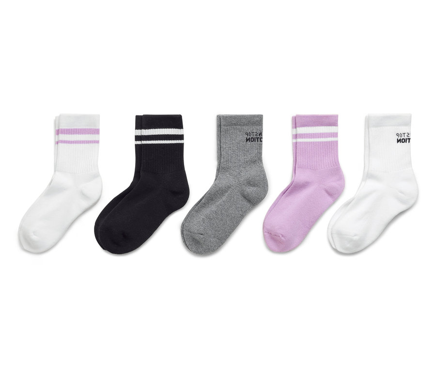 Cinq chaussettes sont alignées : une chaussette blanche à rayures violettes, une chaussette noire à rayures blanches, une chaussette grise avec le texte « Prends-moi », une chaussette violette à rayures blanches et une chaussette blanche avec le texte « Prends-moi ».